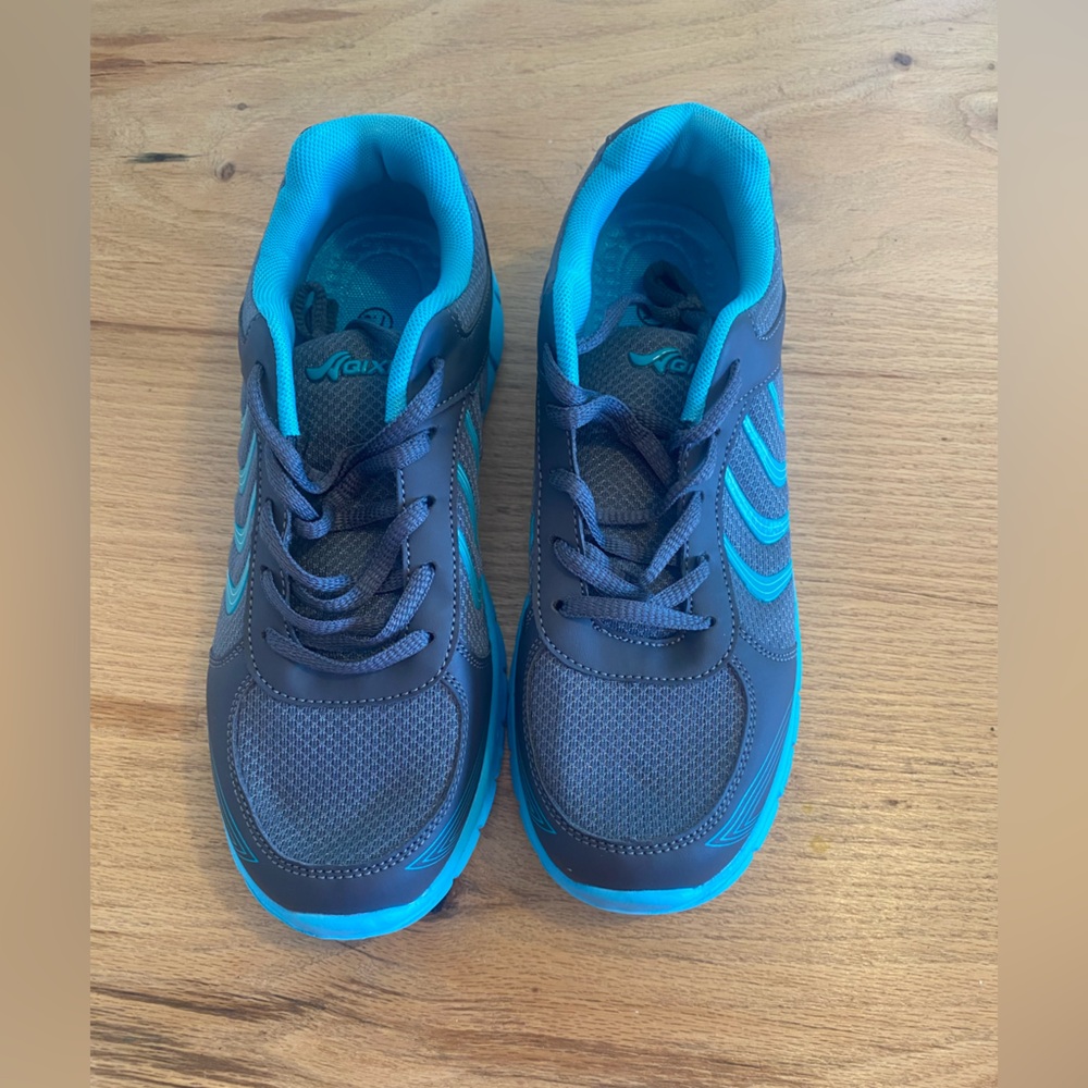 Blue Gray Athletic Sneakers Women’s 7 1/2‎ NWT